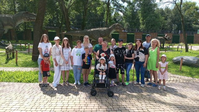 Самые маленькие члены Великолукского общества инвалидов посетили парк аттракционов