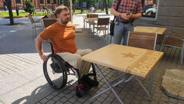 Доступность летних кафе для маломобильных граждан проверили в Пскове
