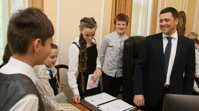 Михаил Юрьевич Ведерников поздравил учащихся Псковской области с Днем знаний. 