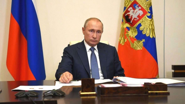 Президент России Владимир Путин считает, что пособие по уходу за инвалидом любого возраста могут получать и работающие граждане.