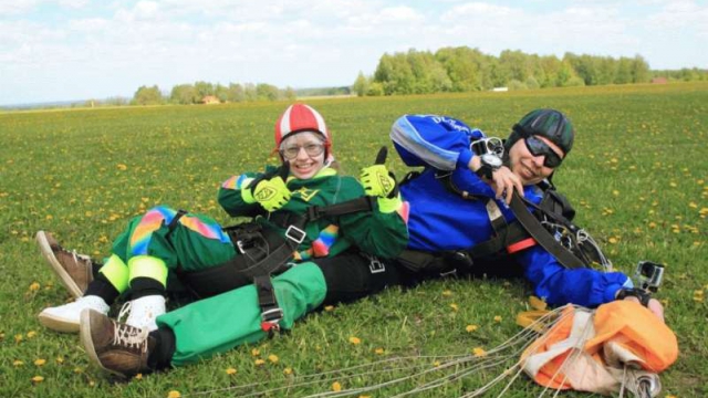 Паралимпийцы из Пскова воплотили мечту в жизнь и прыгнули с парашютом