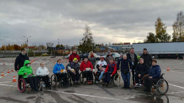 Псковские автолюбители с инвалидностью приняли участие в соревновании по вождению