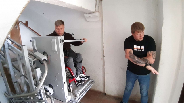 Комиссия приняла в эксплуатацию установленный в подъезде многоквартирного дома электроподъемник для псковича с инвалидностью!