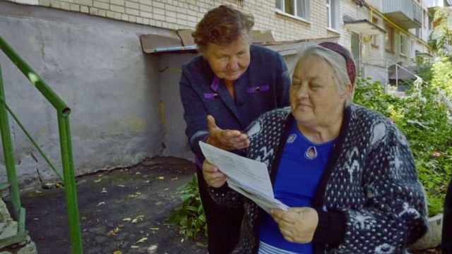 Пожилые жители многоквартирных домов, достигшие 70-летнего возраста и проживающие одни, согласно российскому законодательству получают от государства право на оплату счетов за капремонт со скидкой 50%, а тем, кто дожил до 80 лет возмещаются 100%.