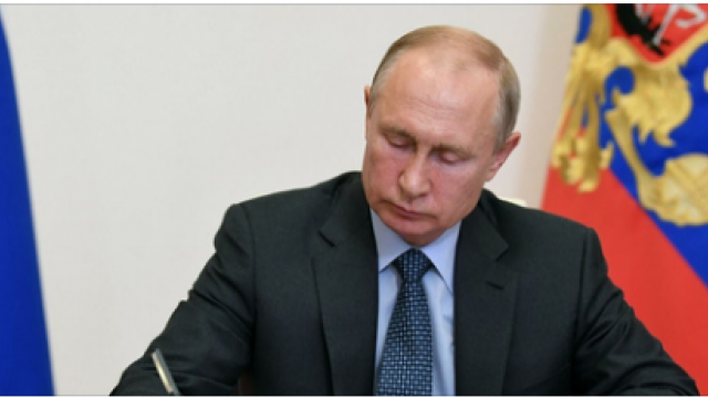 Президент Путин подписал указ об обслуживании детей-инвалидов в кафе и поликлиниках вне очереди.